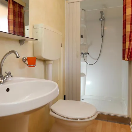 2 Bedroom Amazing Stacaravan In Kamp Trogir