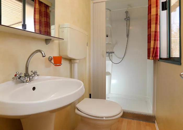 Stunning Stacaravan In 营地 特罗吉尔