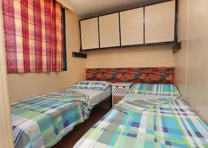 Stunning Stacaravan In 特罗吉尔